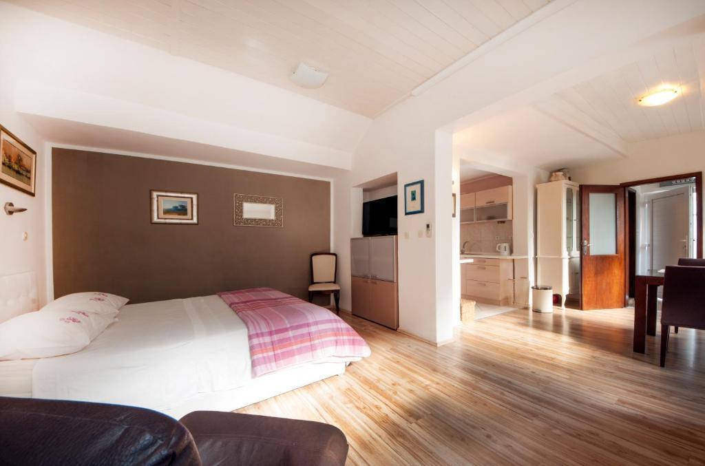 Bruno Split Centre Apartment And Room エクステリア 写真